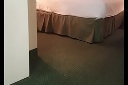 Corno chega picayune quarto do hotel e flagra sua putinha trepando com outro macho