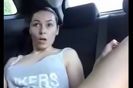 Chica se masturba en su auto